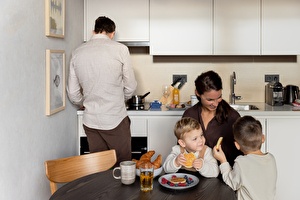 family enjoying breakfast in studio in scheveningen
