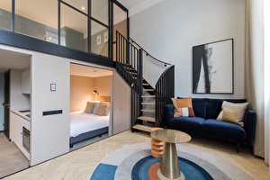 Übersicht der Wohnung mit zwei Betten und Couch in Scheveningen für 4 Personen
