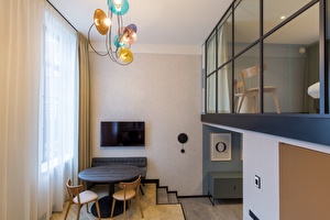 overzicht van het appartement in scheveningen met tv en designer lamp