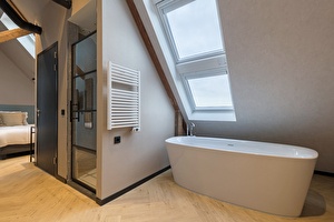 badkuip in de superior suite van een hotel in scheveningen