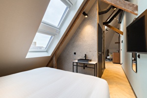 superior suite foto vanaf het bed in hotel in scheveningen