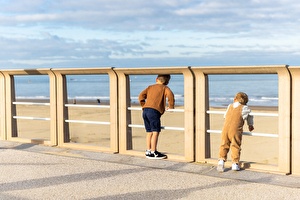 kinderen kijkend naar de oceaan in Den Haag
