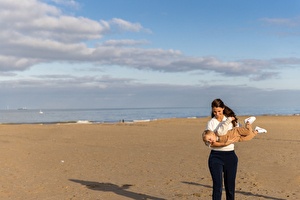 moeder en zoon spelend op het strand van scheveningen