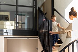 kind en moeder op de trap in de familievriendelijke appartementen in scheveningen