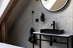 Foto eines Waschbeckens und eines Spiegels